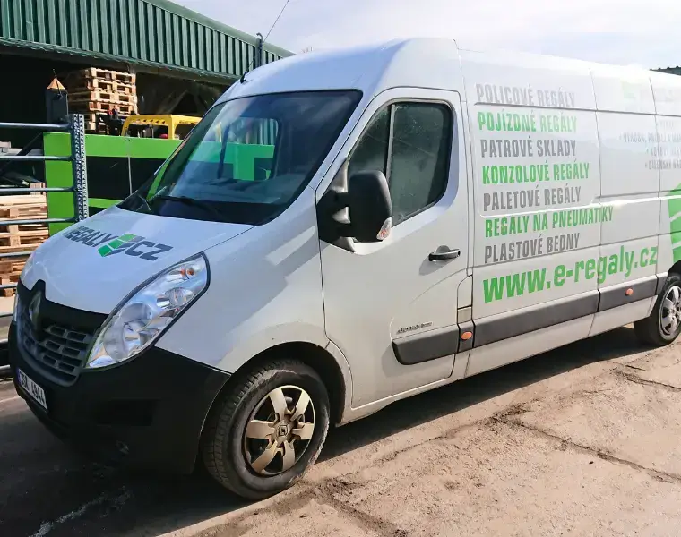 Firemní dodávka E-regály.cz pro dopravu regálů a kovového nábytku