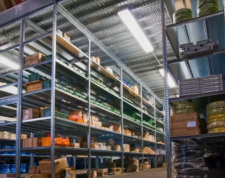 Kovové policové regály VARIMO se zbožím ve skladu