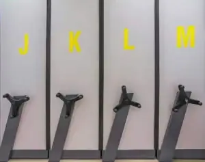Posuvné regály na míru s bočními výplněmi do archivu, skladu nebo knihovny