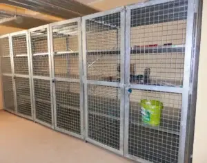 Policové regály s dveřmi a zasíťováním