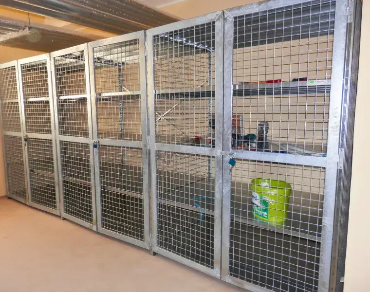 Policové regály s dveřmi a zasíťováním